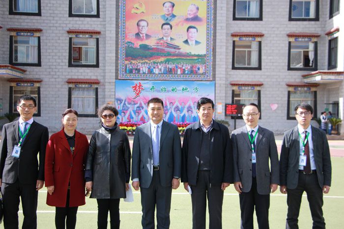 6.拉薩市副市長計明南加、教育局黨委書記康娜美朵等領(lǐng)導(dǎo)與我司拉薩項目小組重要成員合影留念